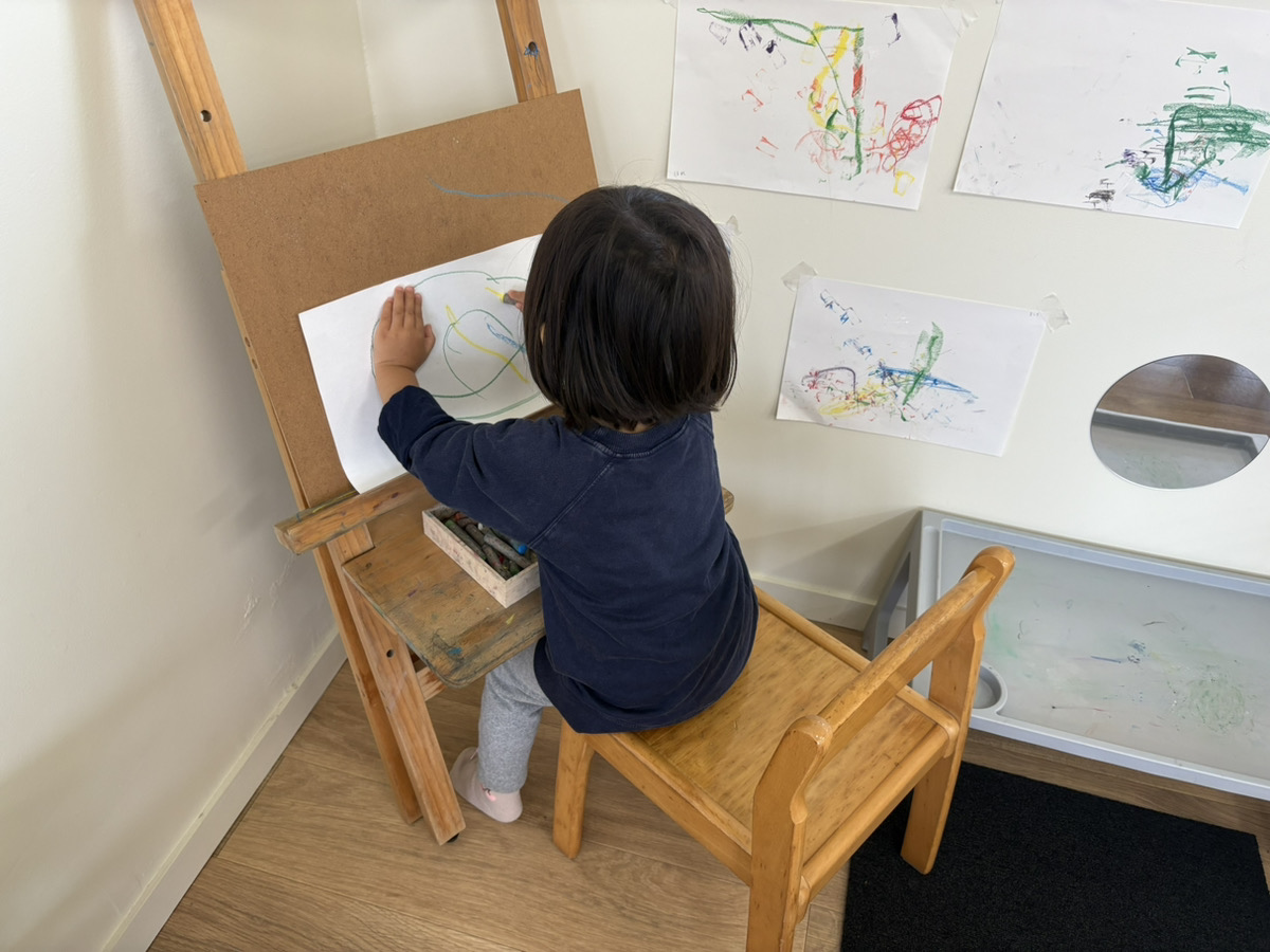 園内のアトリエで絵を描く子どもの様子
