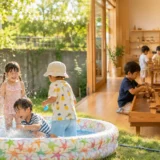 園庭の水遊びと木のおもちゃの室内遊びを楽しむ子どもたち